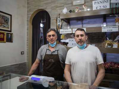 ...dietro il quale lavorano i due fratelli Bolumetto: il 51enne Francesco Giuseppe (detto Peppino) e il 49enne Massimo